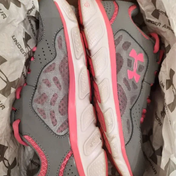 Under armour Micro G Assert IV EUC - Picture 6 of 8